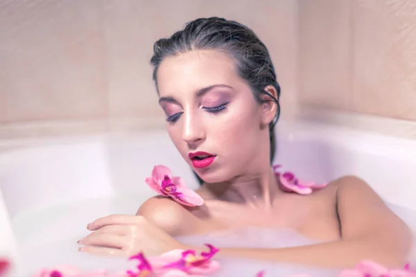 Hermosa Chica Posando Baño Lleno Leche Flores Para Las Fotos —  Fotos de Stock