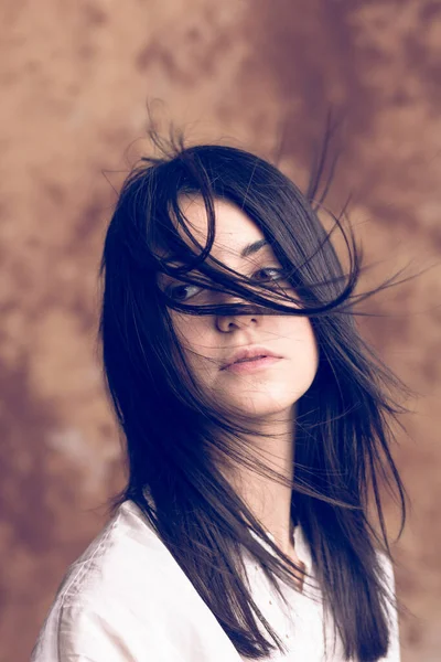 Портрет Красивой Темноволосой Девушки Длинными Волосами Дующими Ветру Высококачественный Pportrait — стоковое фото