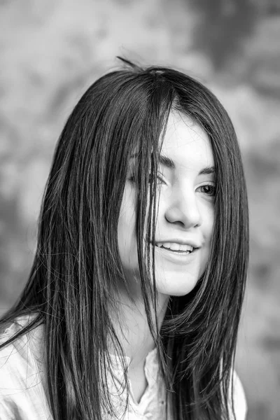 Rüzgarda Savrulan Uzun Saçlı Güzel Siyah Saçlı Kızın Portresi Güzel — Stok fotoğraf