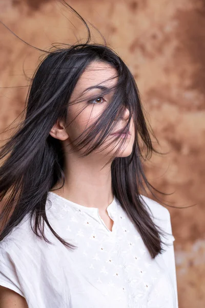 Retrato Bela Menina Cabelos Escuros Com Cabelos Longos Soprando Vento — Fotografia de Stock