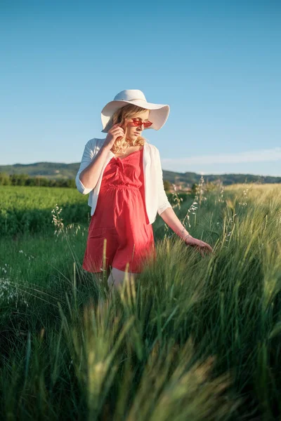 Linda Menina Loira Com Vestido Vermelho Chapéu Branco Pôr Sol — Fotografia de Stock