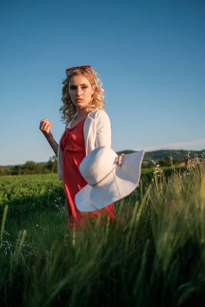 Mooi Blond Meisje Met Rode Jurk Witte Hoed Bij Zonsondergang — Stockfoto