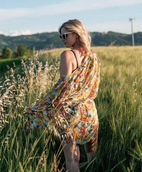 Mooi Blond Meisje Poseren Tarweveld Ondergoed Zonnebril Hoge Kwaliteit Foto — Stockfoto