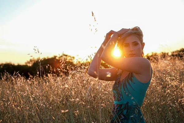 Mooi Blond Meisje Met Hemelse Jurk Bij Zonsondergang Tarweveld Hoge — Stockfoto