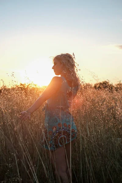 Mooi Blond Meisje Met Hemelse Jurk Bij Zonsondergang Tarweveld Hoge — Stockfoto