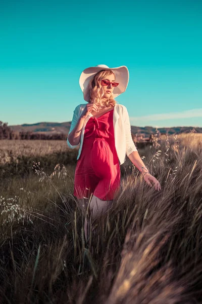 Mooi Blond Meisje Met Rode Jurk Witte Hoed Bij Zonsondergang — Stockfoto