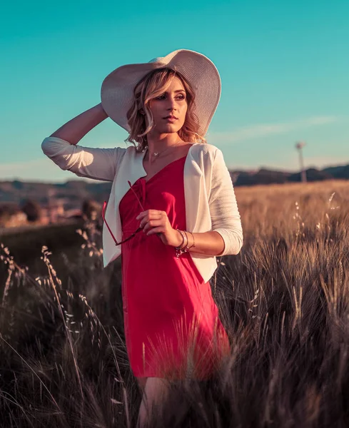 Linda Menina Loira Com Vestido Vermelho Chapéu Branco Pôr Sol — Fotografia de Stock