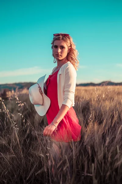 Linda Menina Loira Com Vestido Vermelho Chapéu Branco Pôr Sol — Fotografia de Stock