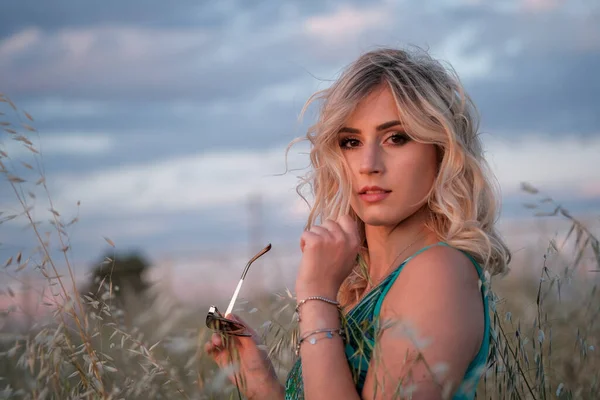 Linda Menina Loira Com Vestido Celestial Pôr Sol Campo Trigo — Fotografia de Stock