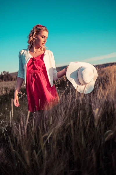 Mooi Blond Meisje Met Rode Jurk Witte Hoed Bij Zonsondergang — Stockfoto