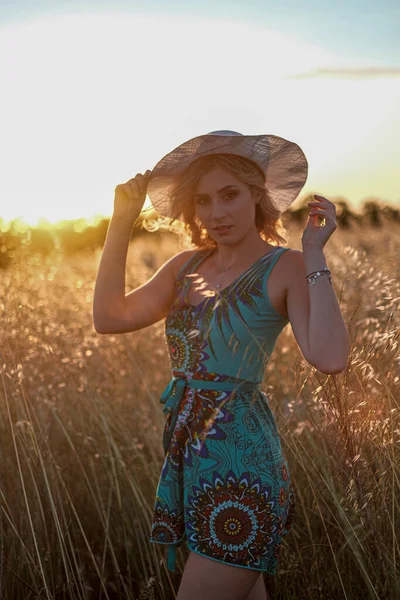 Linda Menina Loira Com Vestido Celestial Pôr Sol Campo Trigo — Fotografia de Stock