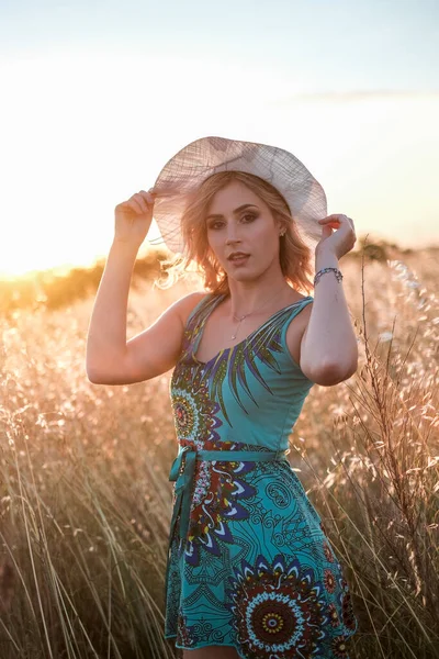 Schöne Blonde Mädchen Mit Himmlischem Kleid Bei Sonnenuntergang Weizenfeld — Stockfoto