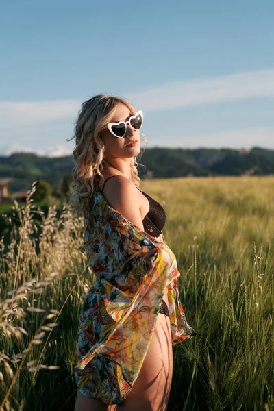 Hermosa Chica Rubia Posando Campo Trigo Ropa Interior Gafas Sol — Foto de Stock