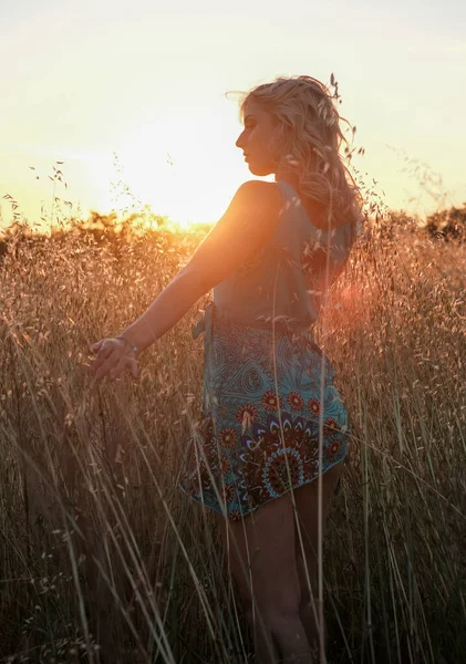 Schöne Blonde Mädchen Mit Himmlischem Kleid Bei Sonnenuntergang Weizenfeld Hochwertiges — Stockfoto