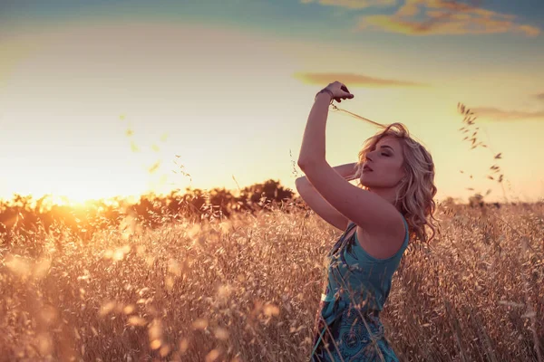 Mooi Blond Meisje Met Hemelse Jurk Bij Zonsondergang Tarweveld Hoge — Stockfoto