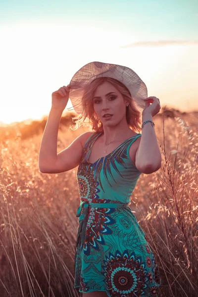 Schöne Blonde Mädchen Mit Himmlischem Kleid Bei Sonnenuntergang Weizenfeld — Stockfoto