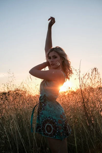 Schöne Blonde Mädchen Mit Himmlischem Kleid Bei Sonnenuntergang Weizenfeld Hochwertiges — Stockfoto