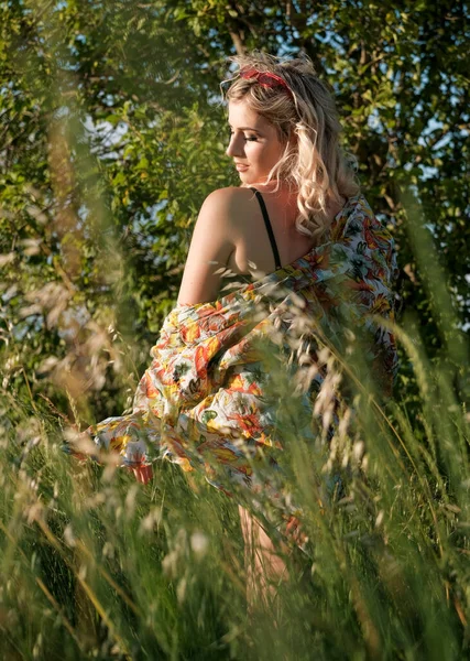 Schöne Blonde Mädchen Posiert Weizenfeld Unterwäsche Hochwertiges Foto — Stockfoto