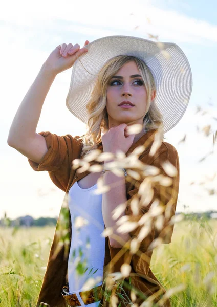 白い帽子と氷の国の美しいブロンドの女の子 高品質の写真 — ストック写真