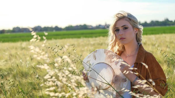 Schöne Blonde Mädchen Mit Weißem Hut Und Eisigem Land Hochwertiges — Stockfoto