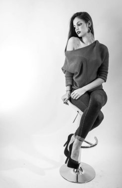 Siyah saçlı ya da gözleri olan güzel bir kız fotoğraf stüdyosunda portre için poz veriyor. Yüksek kalite fotoğraf