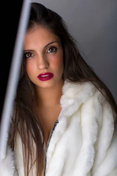 Bella Ragazza Con Capelli Scuri Gli Occhi Posa Ritratto Studio — Foto Stock