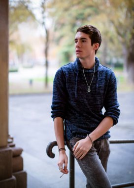 Güzel siyah saçlı çocuk zarif gömlekli Reggio Emilia 'nın ortasında poz veriyor. 