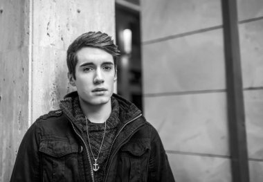 Reggio Emilia 'nın ortasında mavi ceketli güzel, koyu saçlı bir çocuk poz veriyor. Yüksek kalite fotoğraf güzel koyu saçlı çocuk Reggio Emilia 'nın ortasında mavi ceketli poz veriyor.