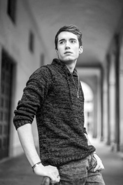 Güzel siyah saçlı çocuk zarif gömlekli Reggio Emilia 'nın ortasında poz veriyor. 