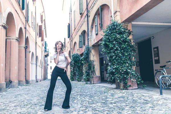 Schöne Blonde Mädchen Mit Welligen Haaren Posiert Auf Den Straßen — Stockfoto