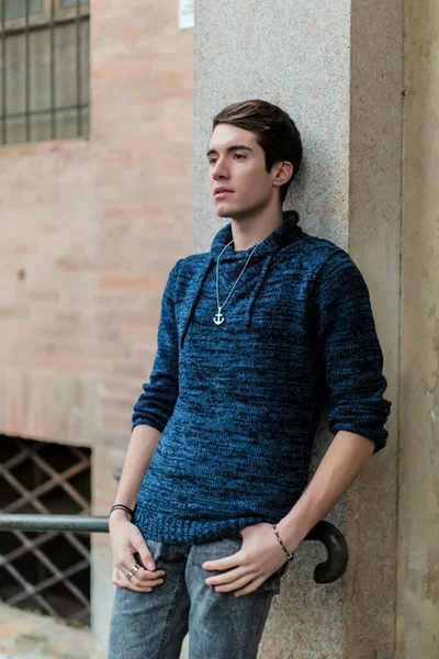 Schöner Dunkelhaariger Junge Posiert Zentrum Von Reggio Emilia Mit Elegantem — Stockfoto