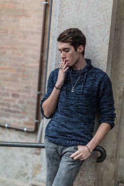 Güzel siyah saçlı çocuk zarif gömlekli Reggio Emilia 'nın ortasında poz veriyor. 