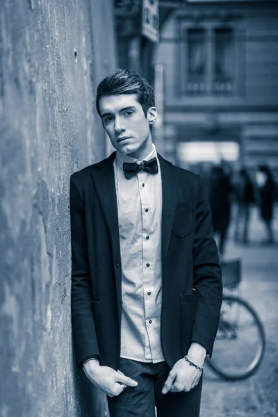 美丽的黑头发男孩穿着典雅的衬衫和皮夹克 站在瑞吉欧 埃米尔的中心 — 图库照片
