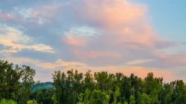 Tropikal ormanın üzerinde renkli bulutlarla güzel bir günbatımı. Yüksek kalite fotoğraf