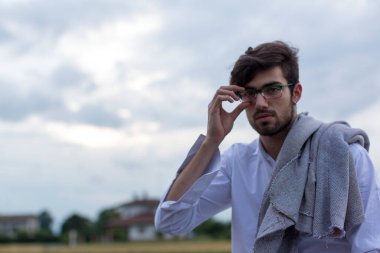 Tren peronunda gözlüklü güzel çocuk. Yüksek kalite fotoğraf