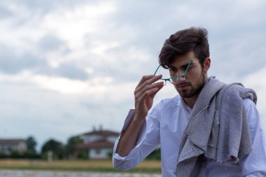 Tren peronunda gözlüklü güzel çocuk. Yüksek kalite fotoğraf