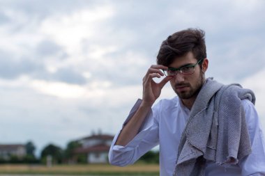 Tren peronunda gözlüklü güzel çocuk. Yüksek kalite fotoğraf