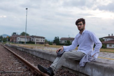 Tren peronunda gözlüklü güzel çocuk. Yüksek kalite fotoğraf