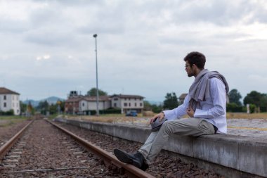 Tren peronunda gözlüklü güzel çocuk. Yüksek kalite fotoğraf