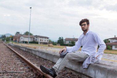 Tren peronunda gözlüklü güzel çocuk. Yüksek kalite fotoğraf