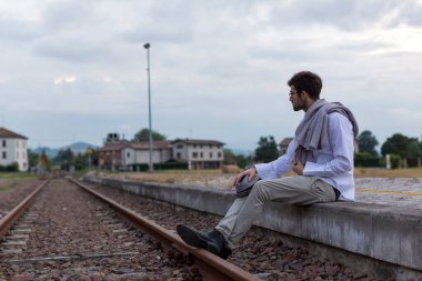 Tren peronunda gözlüklü güzel çocuk. Yüksek kalite fotoğraf