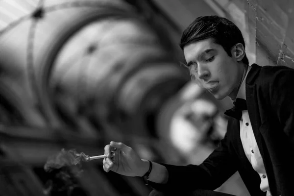 Homem Vestido Elegante Bonito Fuma Centro Cidade Foto Alta Qualidade — Fotografia de Stock