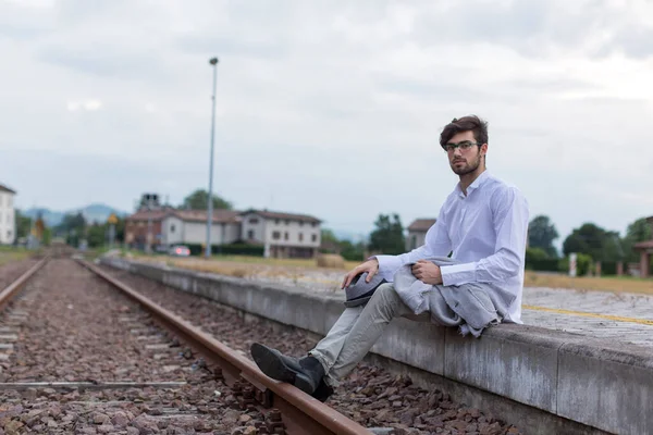 Menino Bonito Sentado Plataforma Trem Nas Trilhas Com Óculos Foto — Fotografia de Stock