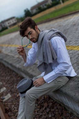 Tren peronunda gözlüklü güzel çocuk. Yüksek kalite fotoğraf