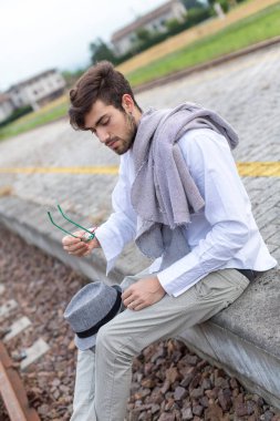 Tren peronunda gözlüklü güzel çocuk. Yüksek kalite fotoğraf