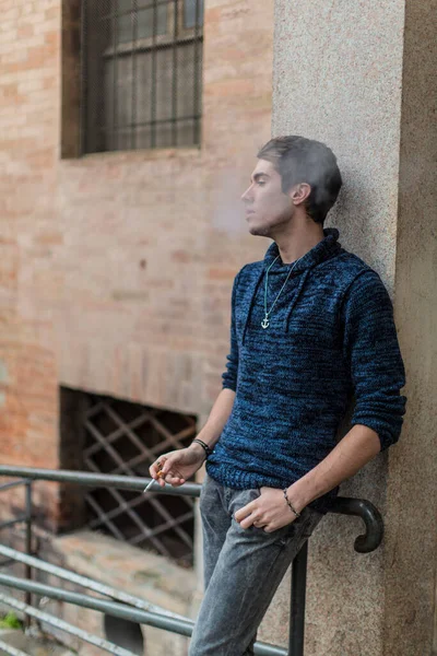 Hermoso Elegante Hombre Vestido Fuma Centro Ciudad Foto Alta Calidad — Foto de Stock