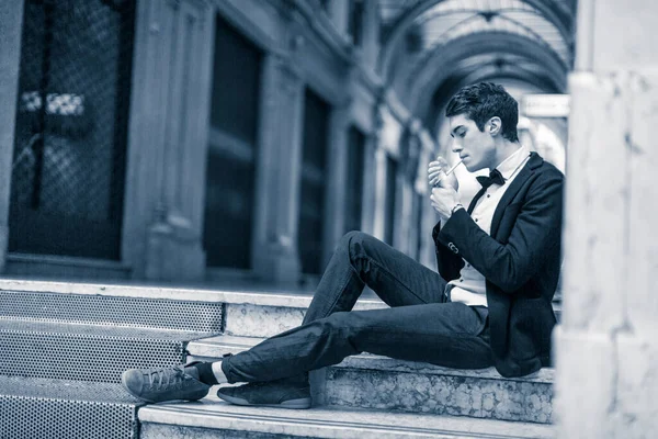 Όμορφη Κομψό Ντυμένος Άνθρωπος Καπνίζει Στο Κέντρο Της Πόλης Υψηλής — Φωτογραφία Αρχείου