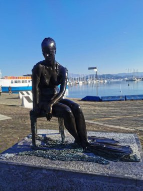 La Spezia, İtalya 02 11 2019: Güneşli bir günde iskelede küçük bir deniz kızı heykeli