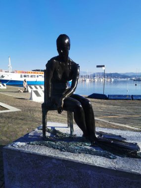 La Spezia, İtalya 02 11 2019: Güneşli bir günde iskelede küçük bir deniz kızı heykeli