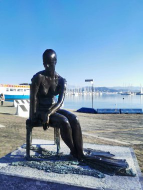 La Spezia, İtalya 02 11 2019: Güneşli bir günde iskelede küçük bir deniz kızı heykeli
